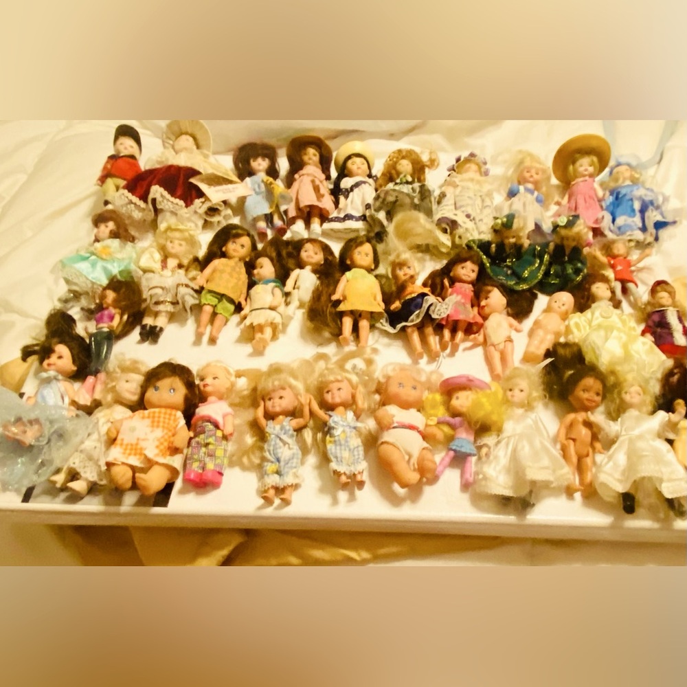41 Vintage Small dolls of different varieties.
